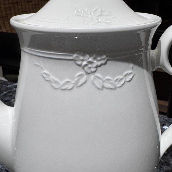 🫖 Vintage Elegant Villeroy and Boch Fiori White Porcelain Pot 🫖 - Picture 2 of 15